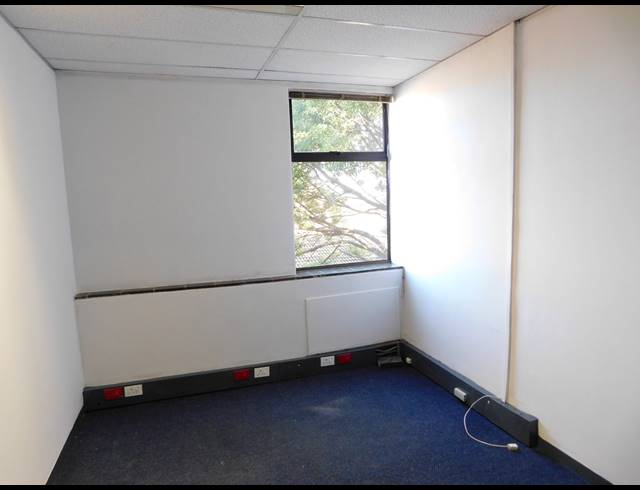 1,471M² OFFICE TO LET IN FERNDALE